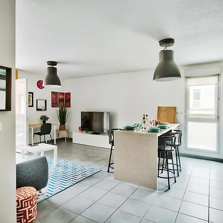 2-bedroom Stadium & Ldlc Arena Within Walking Distance Garage Meyzieu