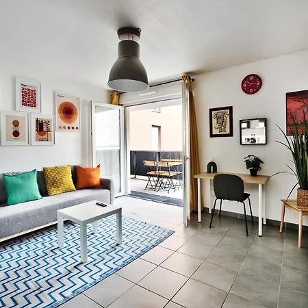 2-bedroom Stadium & Ldlc Arena Within Walking Distance Garage Apartment *