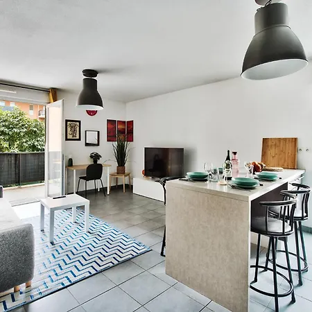 2-bedroom Stadium & Ldlc Arena Within Walking Distance Garage Apartment *