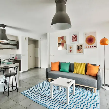 2-bedroom Stadium & Ldlc Arena Within Walking Distance Garage Apartment