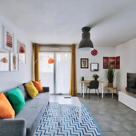 2-bedroom Stadium & Ldlc Arena Within Walking Distance Garage Apartment