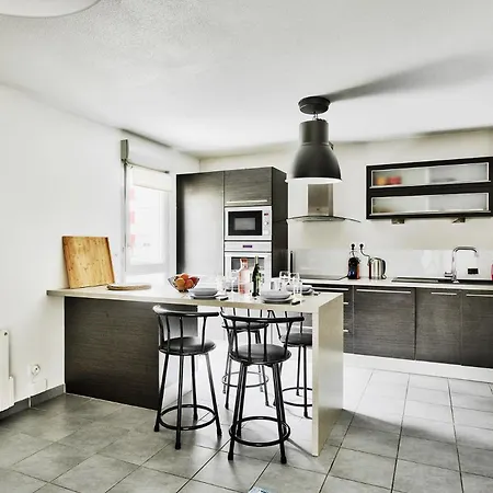 2-bedroom Stadium & Ldlc Arena Within Walking Distance Garage Apartment *