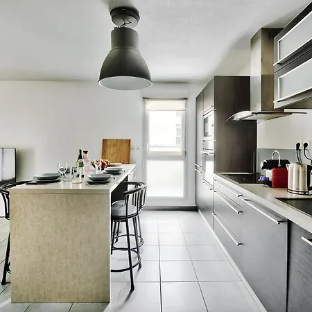 2-bedroom Stadium & Ldlc Arena Within Walking Distance Garage Apartment *